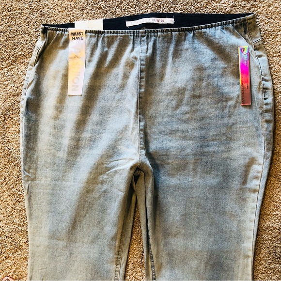 TINSELTOWN Plus Size 1X Light Wash Pull On Flare Hi Rise Jeans Split Hem - Picture 7 of 13